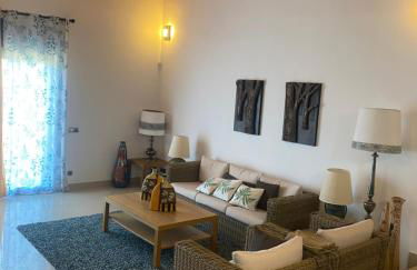 4 Bed Villa - Sleeps 9- Pool - Garden - Parking - Foto 7