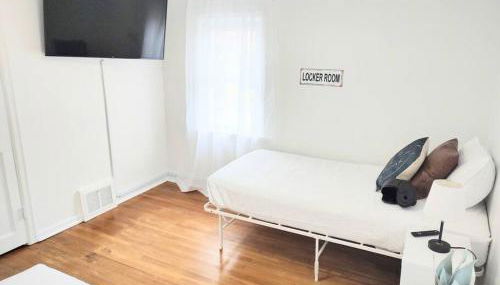 End Zone Escape-Light and Bright HOF Village Home - Foto 3