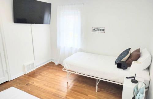 End Zone Escape-Light and Bright HOF Village Home - Foto 3