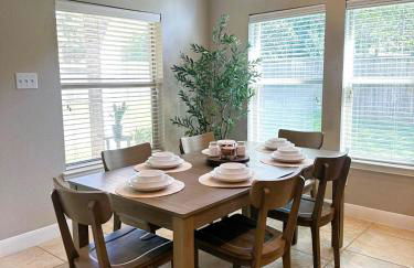 Cozy 4bdrm 3bath Home in The Woodlands - Photo 11