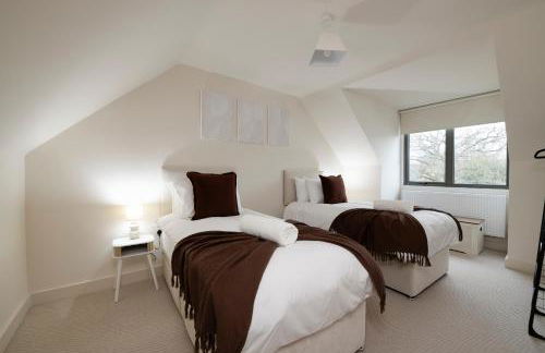 Spacious 5BR Home Near New Forest & Coast - Parking - Sleeps 10 - Photo 13