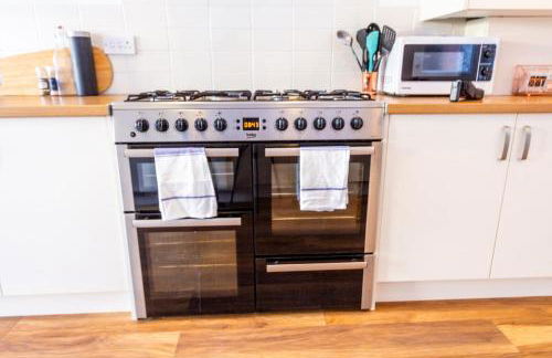 Charming Getaway - 3BR Home in the Heart of Chester - Photo 18