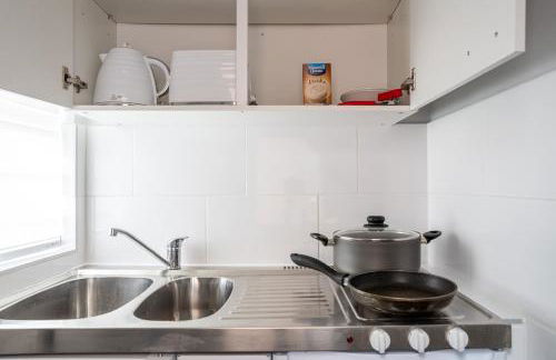 Modern and Stylish 1-Bedroom Guesthouse near M6 J10 Perfect for Business Stays & Couples Free Parking & Wi-Fi - Foto 9