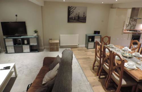 4 Bed Farnborough Air Accommodation - Foto 3