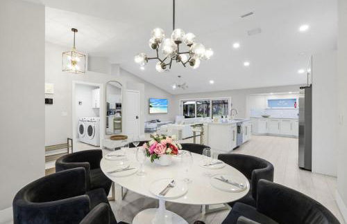 Lux Fam Private Resort Pool Spa, 2 Private Pickleball Courts, Basketball, Ping Pong Table, Mini Golf, Close To Beach & Dining Home Sleeps 8 - Photo 4