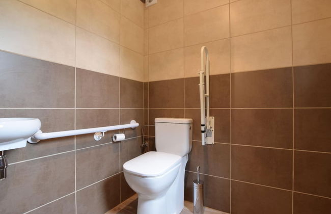 Superb Villa With a Large Garden - Photo 14