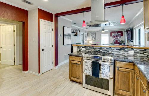 Hot Tub and Outdoor Kitchen Stylish Home in Bryan - Foto 10