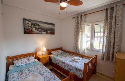 Spacious Ground floor apartment with Garden & Communal Pool - Foto 26