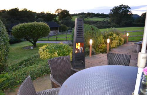 Ty Bach, 1 bedroom home with hot tub and views - Photo 19