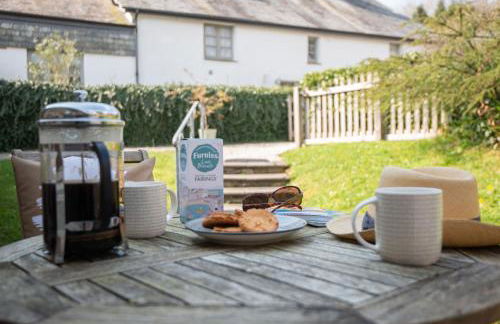 Linhay at East Trenean Farm -Luxury retreat for 2 with stunning rural views, private hot tub and EV charging - Foto 9