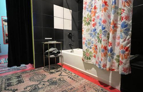 SPACE CASTLE: a 1950s Gas Station transformed into an Art Themed Wonderland - Foto 23