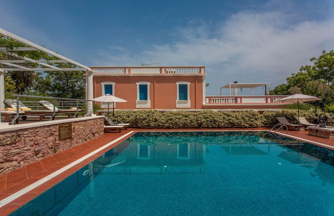 Dine on the Generous Veranda at a Rustic Stone Getaway - Foto 10