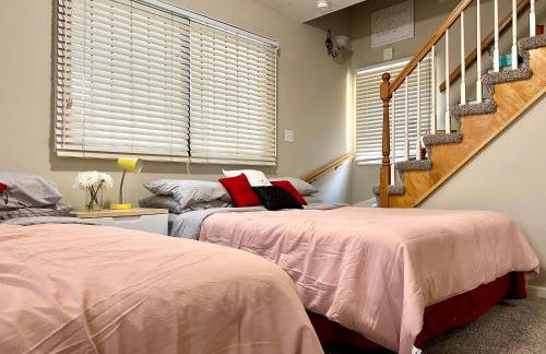 Designer Themed 4 Bedroom in Best Location with Patio and Fireplace - Foto 19