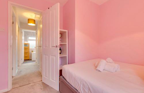 Pass the Keys Spacious and modern house with Free Parking - Photo 41