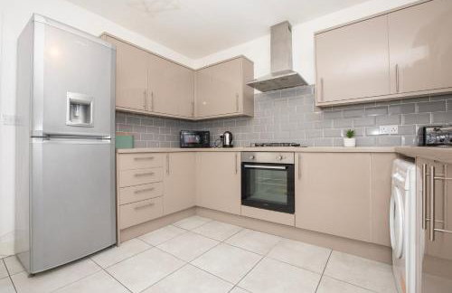 Spacious 4BR Home in Manchester with Parking & Wi-Fi - Foto 21