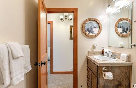 Minutes to Skiing & Lake Hot Tub, Fire Pit, Deck Indigo Owl by Avantstay - Foto 52