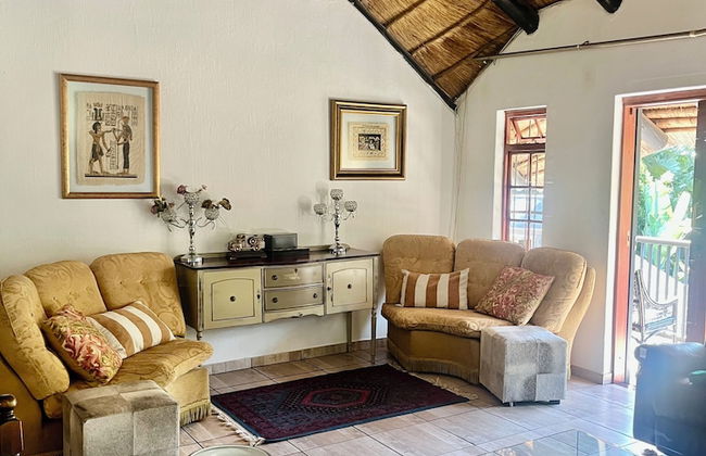 Serene Thatched Roof Retreat in Faerie Glen, Pretoria - Foto 7