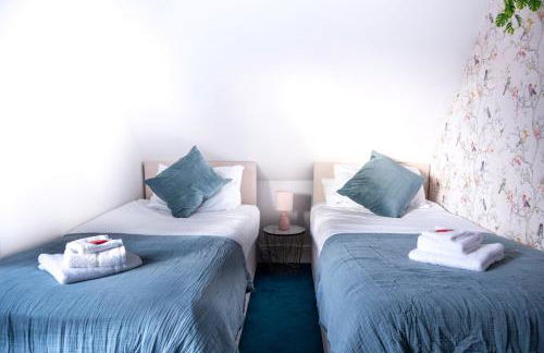 BOHO BEACH HOUSE- SLEEPS 8- 2 MIN DRIVE FROM BOSCOMBE PIER- SUPERFAST WiFi- FLAT SCREEN SMART TV- FREE ON STREET PARKING! - Photo 19