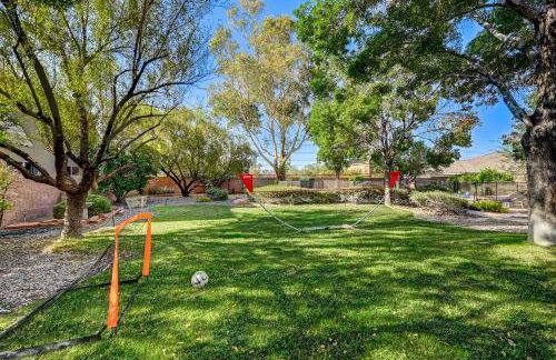 Luxury 6 BR Home Large Pool & Spa with Grassy Yard - Photo 72