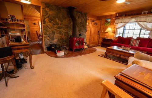 Warm Woodland Getaway with Land - Foto 19