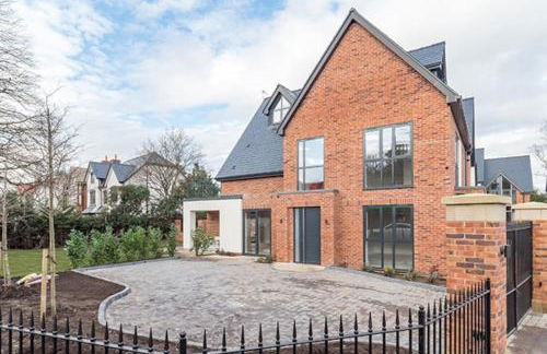 Luxury 4-bed home with club room - Photo 1