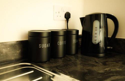 Bradford City Centre Walk To Trains, Dining, 65' Smart TV, Perfect For Working Professionals - Foto 21