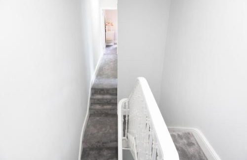 4 Bedrooms Spacious House With 2 Bathrooms Free Parking - sleeps up to 10 guests - Foto 8