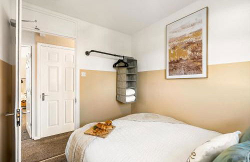 Spacious 5-Bedroom Home, Accommodates 10, Fast Wi-Fi & Parking Included - Foto 38