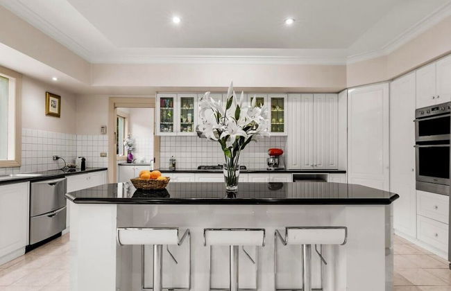 StayAU Expansive 7BR Villa Warrandyte - Foto 3