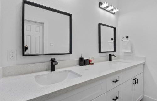 Chic Grey Escape Close to Downtown Fun - Foto 2