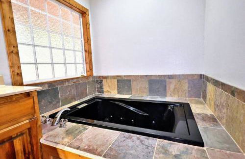 Luxury Cabin with Heated Pool, Hot-Tub & Deluxe Outdoors - Photo 49