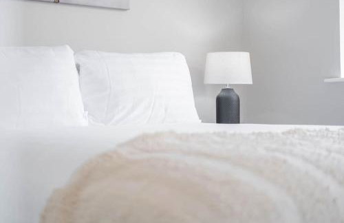 Charming House with Free Parking - Photo 12