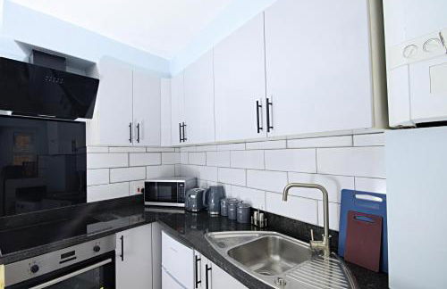 Rayan Heights Cosy 1 bedroom flat sleeps 2 perfect for contractors tourists families - Free parking - Foto 32