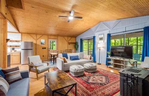 River Cabin w Hot Tub, Screened Porch & Fire Pit - Photo 11