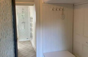 Freshly decorated apartment 10 mins from Cotswolds Child Friendly Great location with plenty of nearby free parking freestanding bath and outdoor private terrace area - Foto 30