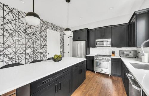 Luxury and Spacious Home with Private Garage and Fire Pit - Foto 17