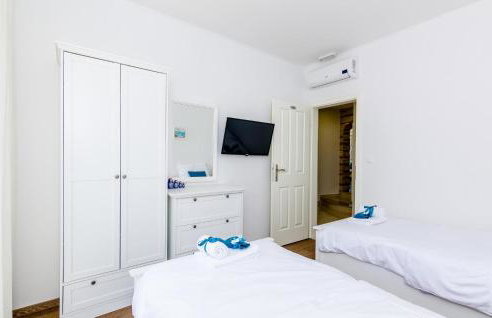 Beautiful Home In Gromaca With Wifi - Photo 46