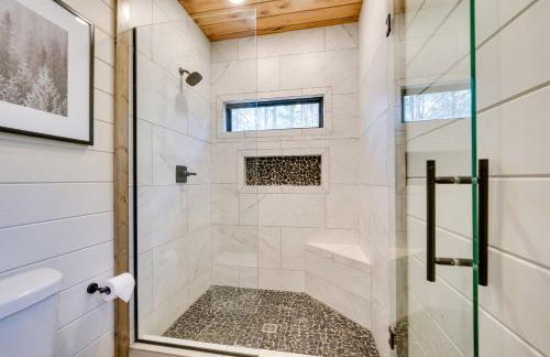 Serene Broken Bow Cabin with Hot Tub and Fire Pit! - Photo 17