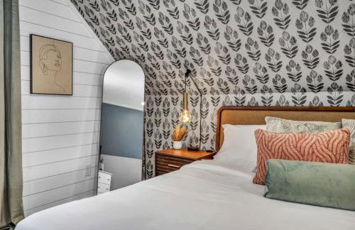 Swim and Relax In our Pool and Hot Tub and Recently Renovated - Photo 55