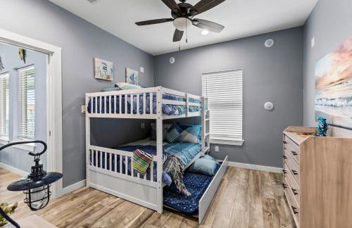 Relax And Sea NEW Luxury Canal-View Escape Gated Community Firepit and Decks - Foto 39