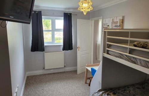 Detached luxury 5 bed house, lanscaped garden, fire pit, parking, can sleep families or workers - Foto 31