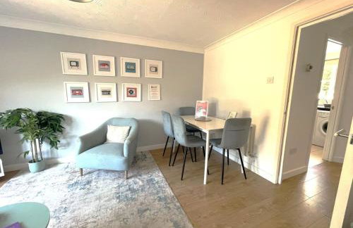 Modern 2 Bed House Sleeps 6 Southam Town Centre - Inspire Homes Ltd - Foto 7