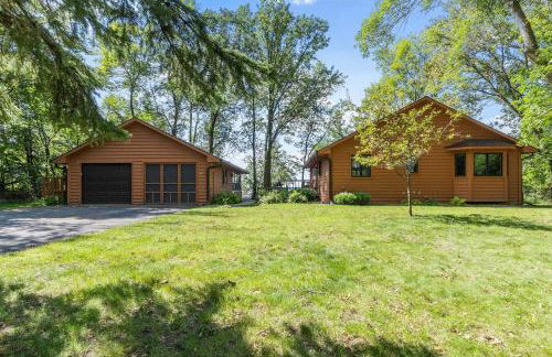 Sandy Beach Family Getaway with Fire Pit and Deck! - Foto 45