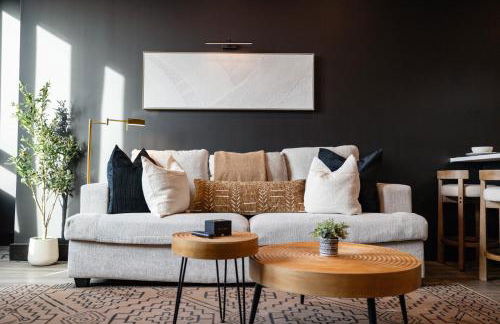 Cozy 1 King BR, Gym, Free Parking, 8mins Train - Foto 25