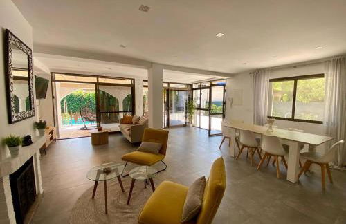 Mediterranean Villa - Private Pool , Garden & BBQ - Photo 2