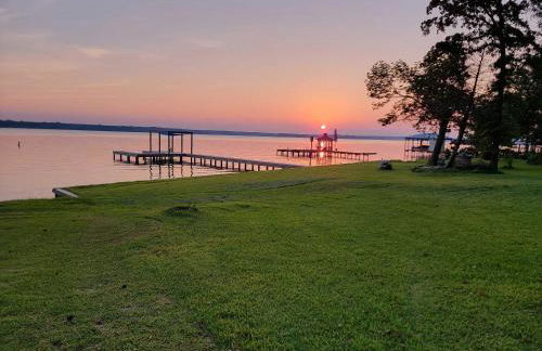 Lakefront House with Boat Dock, BBQ in Peaceful Flint - Foto 8