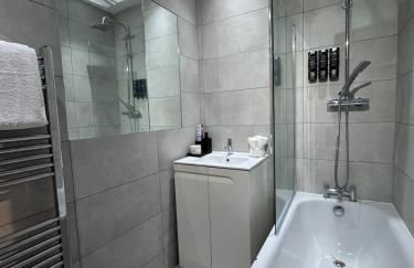 Stylish 2-Bed Garden Flat, 5 Mins to Brixton - Photo 9