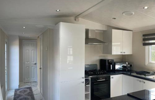 Riverside Lodge, with Hot tub on The River Severn - Photo 4