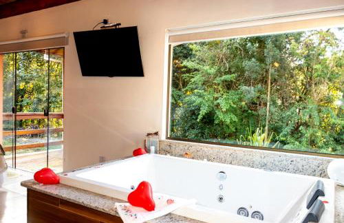 Chalé Canto do Galo 2 - Hidro da Jacuzzi, Lareira Ecológica, Cozinha Completa, Wi-Fi 80mbps, próximo a comércio local e relaxando ao som do riacho - Photo 29