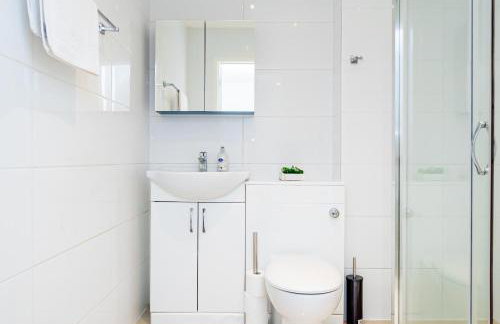 Spacious Home near Heathrow & Windsor with Parking - Photo 23